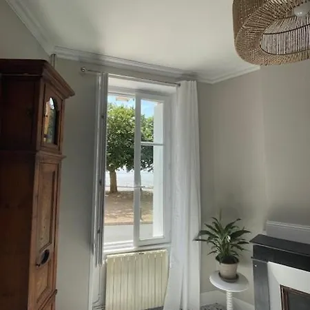Maison De Face A La